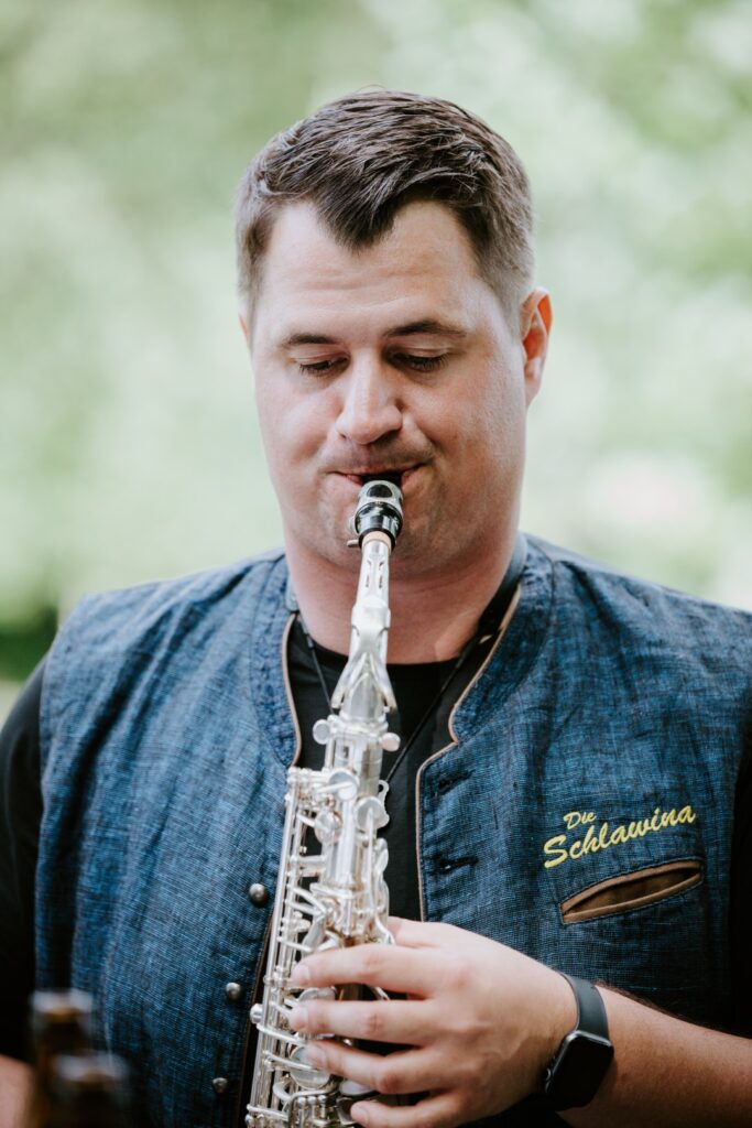Jörg von Die Schlawina spielt Saxophon – Live-Musik für Events im Burgenland.