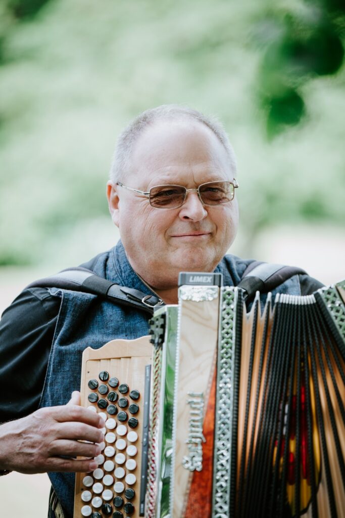 Heinz von der Liveband Die Schlawina spielt die Steirische Harmonika bei einem Auftritt.