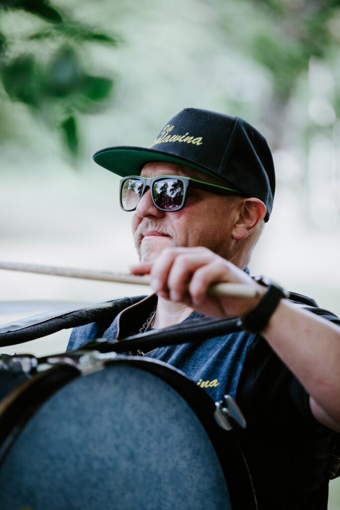 Schlagzeuger Ewald sorgt bei der Band Die Schlawina für den richtigen Rhythmus.